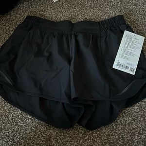 NWT lululemon hotty hot lr 4” size 8 blk